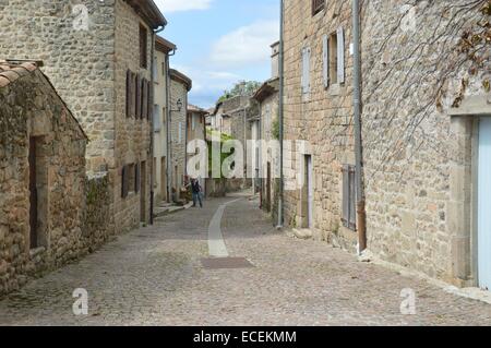 Il borgo medievale e dintorni di Chalencon, un 'village de' caratteri in Ardeche montagne del sud della Francia Foto Stock