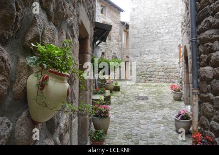 Il borgo medievale e dintorni di Chalencon, un 'village de' caratteri in Ardeche montagne del sud della Francia Foto Stock