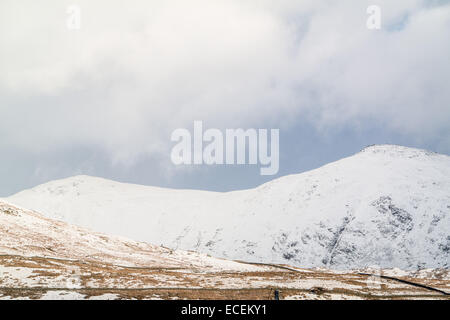 Lake District, Cumbria, Regno Unito. Dodicesimo Dicembre, 2014. Un inverno nevoso di scena nel cuore del parco nazionale del Lake District, con alcuni centimetri di tutta la notte la neve sulle montagne e brughiere assunse l'aspetto di una grande festa per il tempo dell'anno. Alcune chiusure della strada erano in posizione su alcuni dei percorsi più elevati. Credito: Gary Telford/Alamy live news Foto Stock