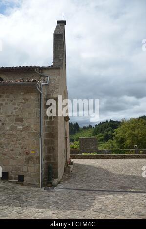 Il borgo medievale e dintorni di Chalencon, un 'village de' caratteri in Ardeche montagne del sud della Francia Foto Stock