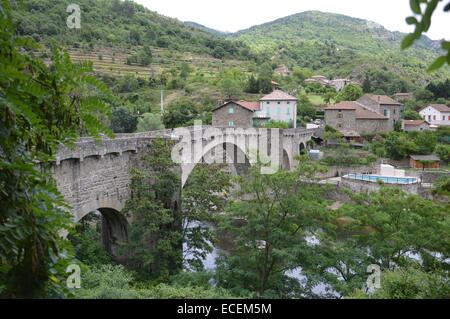 Il borgo medievale e dintorni di Chalencon, un 'village de' caratteri in Ardeche montagne del sud della Francia Foto Stock