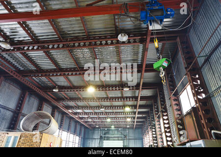 Verricello con carroponte e bilancia in magazzino Foto Stock