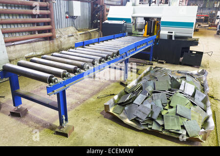 Di due colonne di una sega a nastro macchina per tagli verticali con alimentatore e il taglio di piastrelle di metallo in officina meccanica Foto Stock