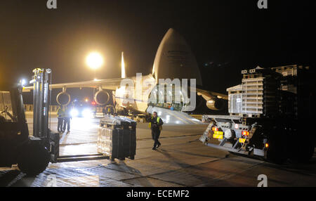 A 45 t bridge la Repubblica ceca ha donato alla repubblica Centrafricana all'interno di aiuti umanitari è quello di lasciare Pardubice, Boemia orientale, Repubblica Ceca, a bordo di un aeromobile svedese un-124 Ruslan oggi, il 12 dicembre 2014. Il ponte è stato smontato e posto su 141 pallet. Sarà assemblato in loco da tecnici italiani sotto la supervisione di specialisti della CECA. Il piano farà una sosta a Madrid ed è di raggiungere la sua destinazione, Repubblica Centrafricana la capitale Bangui, la domenica mattina. Il bridge sostituto per uno precedente che attraversa un canale d'acqua t Foto Stock