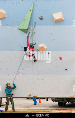 Bozeman, Mont., noi. Dodicesimo Dicembre, 2014. American Dawn Glanc compete nel womens piombo porzione di salita del International di arrampicata e mountaineering Federation's Ice Climbing World Cup a Bozeman, Mont., noi. Eventi continua attraverso il sabato. Foto Stock