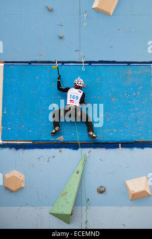 Bozeman, Mont., noi. Dodicesimo Dicembre, 2014. Ron Koller della Svizzera compete nella mens piombo porzione di salita del International di arrampicata e mountaineering Federation's Ice Climbing World Cup a Bozeman, Mont., noi. Eventi continua attraverso il sabato. Foto Stock