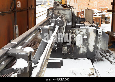 Fili di acciaio e di acciaio di rinforzo e taglio bender la macchina in officina per esterni Foto Stock