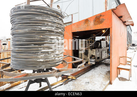 La barra di acciaio e di acciaio di rinforzo e taglio bender la macchina in officina per esterni Foto Stock