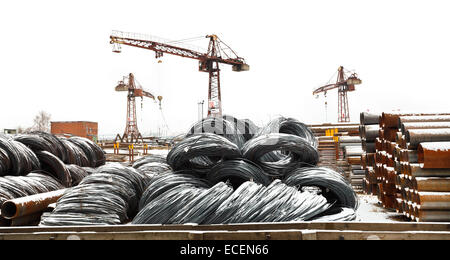 Stoccaggio di acciaio di rinforzo rotola sul cantiere aperto Foto Stock