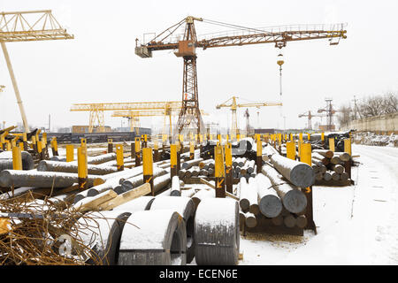 Stoccaggio di acciaio di rinforzo rotoli e aste in metallo sul cantiere aperto Foto Stock