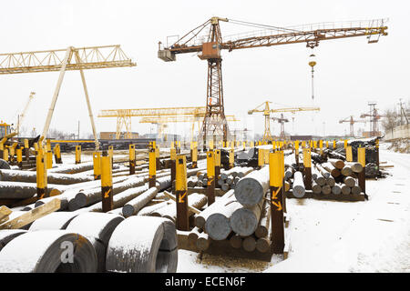 Stoccaggio di acciaio di rinforzo rotoli e barre di metallo sul cantiere aperto Foto Stock