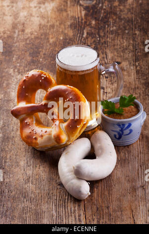 Bavarian salsicce bianche con bretzel e birra Foto Stock