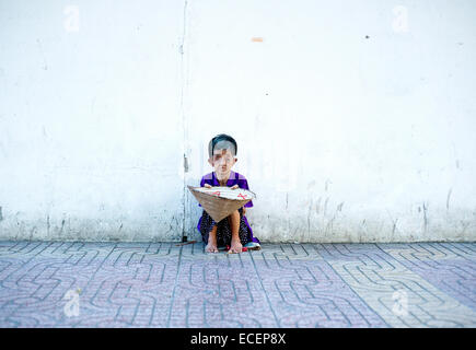 Una donna cieca mendica sulla strada a Ho Chi Minh City, Vietnam. Foto Stock