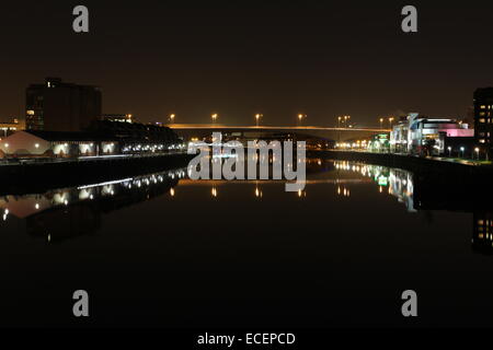 Kingston Bridge M8 sul fiume Clyde di notte Glasgow Scozia Dicembre 2014 Foto Stock