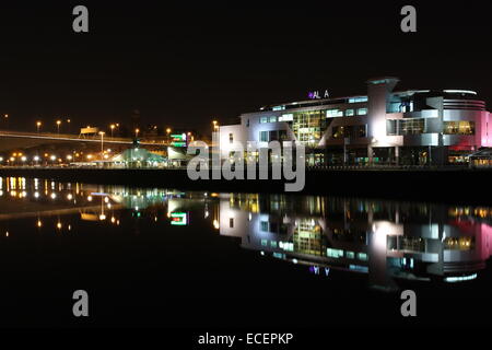 Kingston Bridge M8 sul fiume Clyde di notte Glasgow Scozia Dicembre 2014 Foto Stock