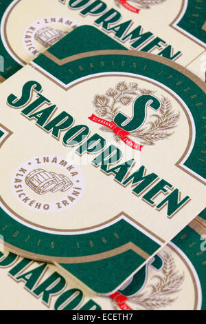 Brno,Republic-August ceca 1,2014:Beermats dalla birra Staropramen.Staropramen Brewery è la seconda più grande fabbrica di birra della Repubblica ceca Foto Stock