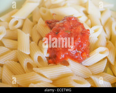 La pasta italiana al pomodoro significato pomodoro pasta cibo vegetariano da Italia Foto Stock