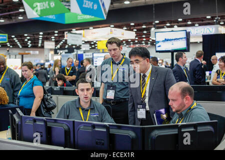 Detroit, Michigan - Partecipanti ai sistemi di trasporto intelligenti World Congress studio sistemi di controllo del traffico. Foto Stock