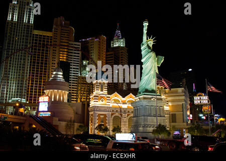 New York Hotel and Casino con la Statua della Libertà illuminata di notte lungo Las Vegas Strip, la contea di Clark, Nevada in luglio Foto Stock