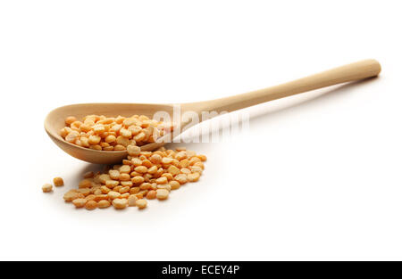 Giallo piselli secchi in cucchiaio di legno Foto Stock