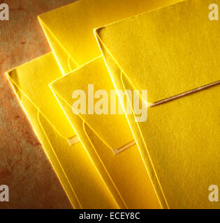 Vuoto buste giallo su carta Foto Stock