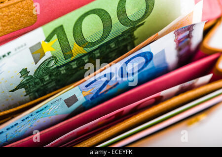 Denaro euro nel portafoglio Foto Stock