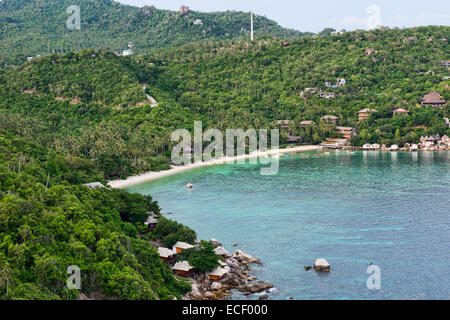 Birdseye vista di Haad Tien Beach da John Suwan Viewpoint, Koh Tao, Thailandia Foto Stock