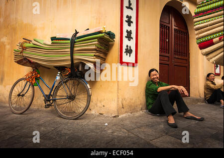 Donna seduta nello storico quartiere vecchio, Hanoi, Vietnam. Foto Stock