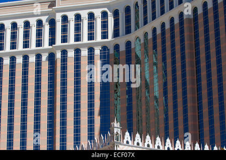 Riflessioni in Windows del Venetian Resort Hotel Casino lungo la Strip di Las Vegas, Nevada, Stati Uniti d'America in luglio Foto Stock