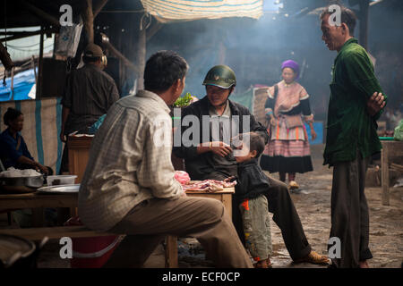 La gente locale al Bac Mercato di ha Foto Stock