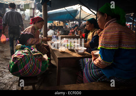 Donne Hmong mangiare al Bac Ha mercato domenicale Foto Stock