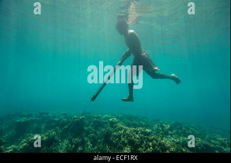 Uomo Tagbanua pesca subacquea Foto Stock