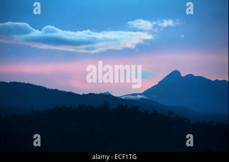 Tramonto sulla Sierra Madre montagne di Luzon, Filippine Foto Stock