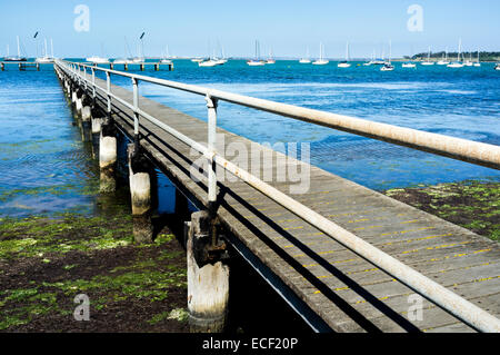 Il vecchio molo in legno Geelong Australia. Assolato pomeriggio estivo. Cielo blu e l'acqua. Foto Stock