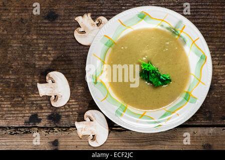 Zuppa di funghi su vintage tavolo in legno Foto Stock