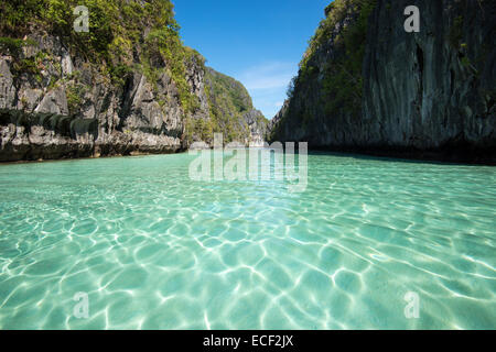 Acqua tropicale e isole calcaree di El Nido, PALAWAN FILIPPINE Foto Stock