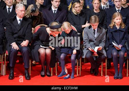 Bruxelles, Belgio. 12 dic 2014. Re Philippe (L-R), Regina Mathilde, Principessa Eleonore, Principe Gabriel e Crown Princess Elisabeth ai funerali del belga Regina Fabiola presso la Cattedrale di San Michele e Santa Gudula a Bruxelles, Belgio, 12 dicembre 2014. Foto: Patrick van Katwijk/ FRANCIA - nessun filo SERVICE -/dpa/Alamy Live News Foto Stock