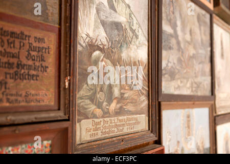 Offerte votive all'interno della cappella della grazia sulla Kapellplatz piazza di Altoetting, Upper-Bavaria, Baviera, Germania, Europa Foto Stock