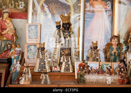 Finestra del negozio di souvenir religiosi sulla Kapellplatz piazza di Altoetting di notte, Upper-Bavaria, Baviera, Germania, Europa Foto Stock