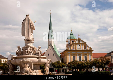 La chiesa e la statua di Maria sulla Kapellplatz piazza di Altoetting, Upper-Bavaria, Baviera, Germania, Europa Foto Stock