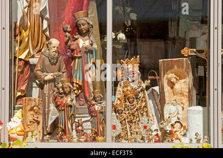 Finestra del negozio di souvenir religiosi sulla Kapellplatz piazza di Altoetting di notte, Upper-Bavaria, Baviera, Germania, Europa Foto Stock