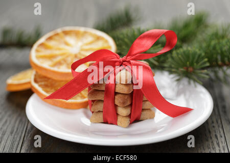 In casa star cookies legate con nastro, rustico foto Foto Stock