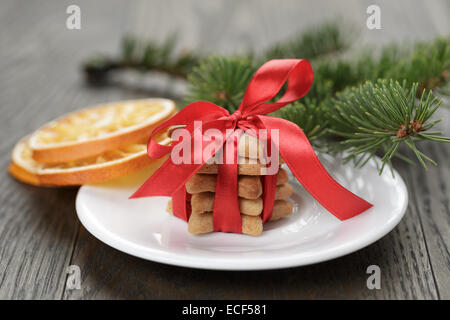 In casa star cookies legate con nastro, rustico foto Foto Stock