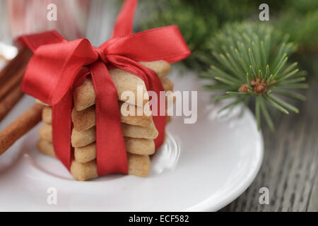 In casa star cookies legate con nastro, rustico foto Foto Stock