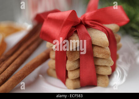 In casa star cookies legate con nastro, rustico foto Foto Stock