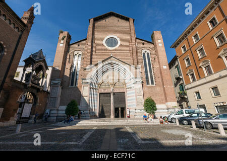 Sant'Anastasia è una chiesa dell'Ordine domenicano di Verona in stile gotico. Foto Stock