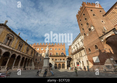 La statua di Dante in Piazza dei Signori, conosciuta anche come Piazza Dante e il Palazzo Cansignorio Foto Stock