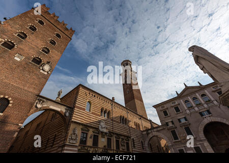 La statua di Dante in Piazza dei Signori, conosciuta anche come Piazza Dante e il Palazzo Cansignorio Foto Stock