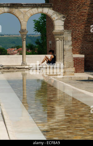 Una tranquilla piazza nel sud della Francia Foto Stock