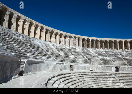 File di sedili in il teatro romano di Aspendos Foto Stock